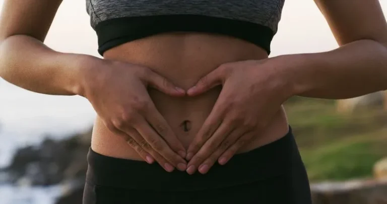Personne heureuse main sur le ventre, symbole d'un microbiote équilibré et gestion du poids