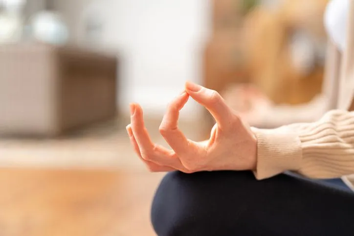 Pratiques de gestion du stress comme l'hypnose pour réguler les surrénales et favoriser la perte de poids